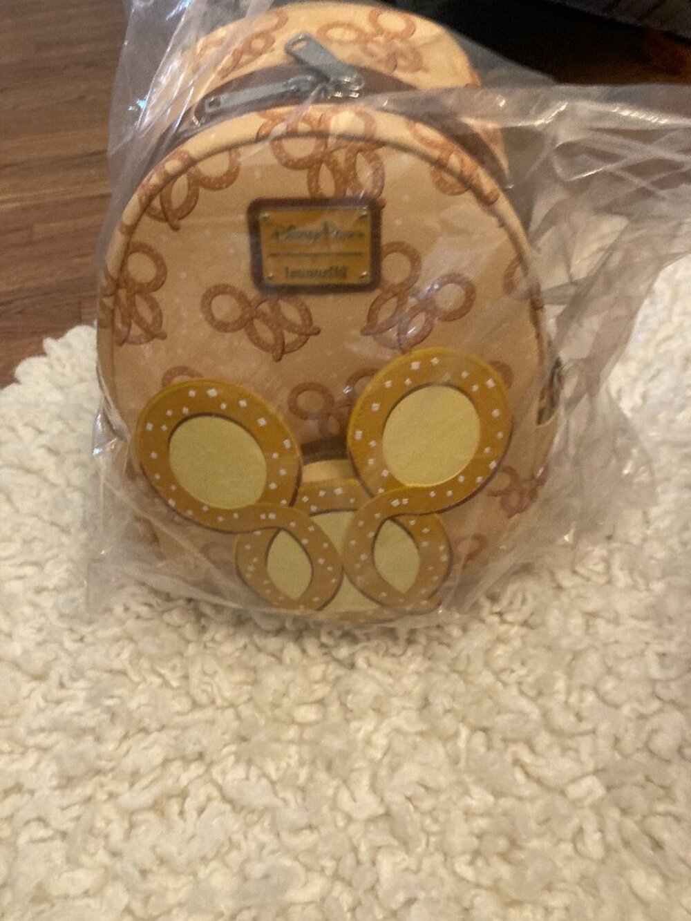 *BNWT Disney Loungefly pretzel minibag